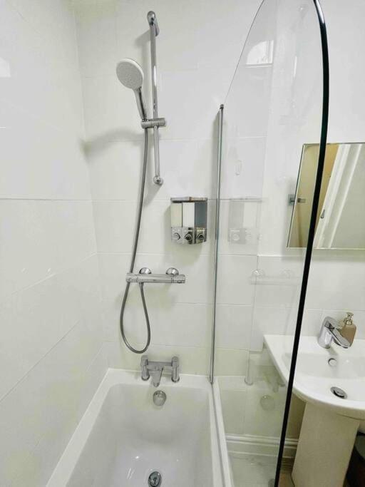 Newly Refurbished, Central Apartment With Permit Parking Bath Exterior photo