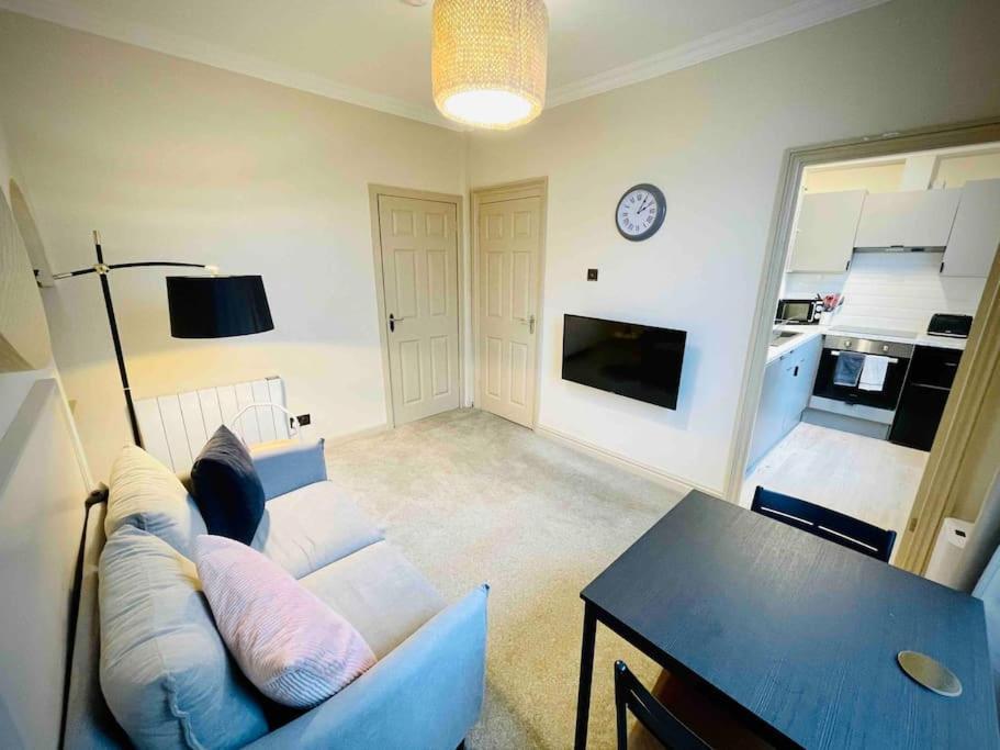 Newly Refurbished, Central Apartment With Permit Parking Bath Exterior photo